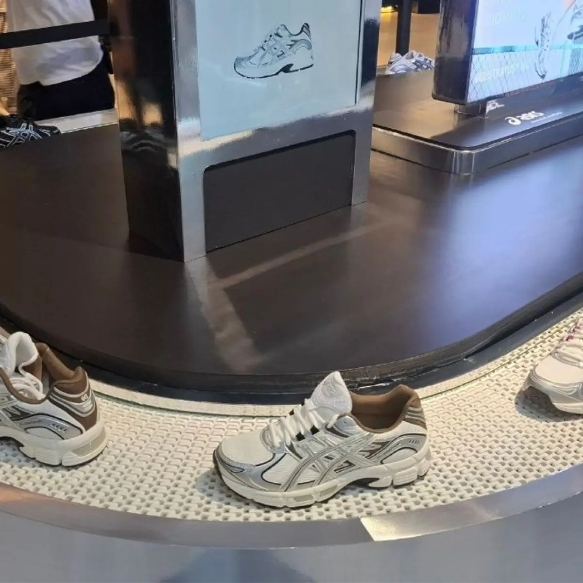 Sensasi Unik Menjelajahi Bandara di Tengah Kota Bersama ASICS Sportstyle