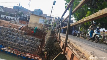 Upaya Mitigasi Banjir, Pemkot Tangerang Selatan Perkuat Bantaran Kali Angke dengan Bronjong