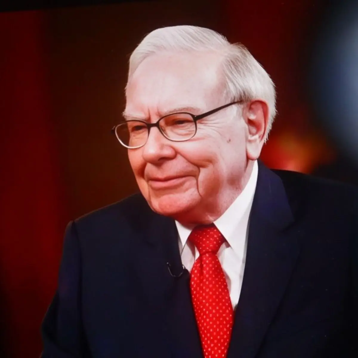 Warren Buffett tersenyum (Foto: Economymiddleeast)