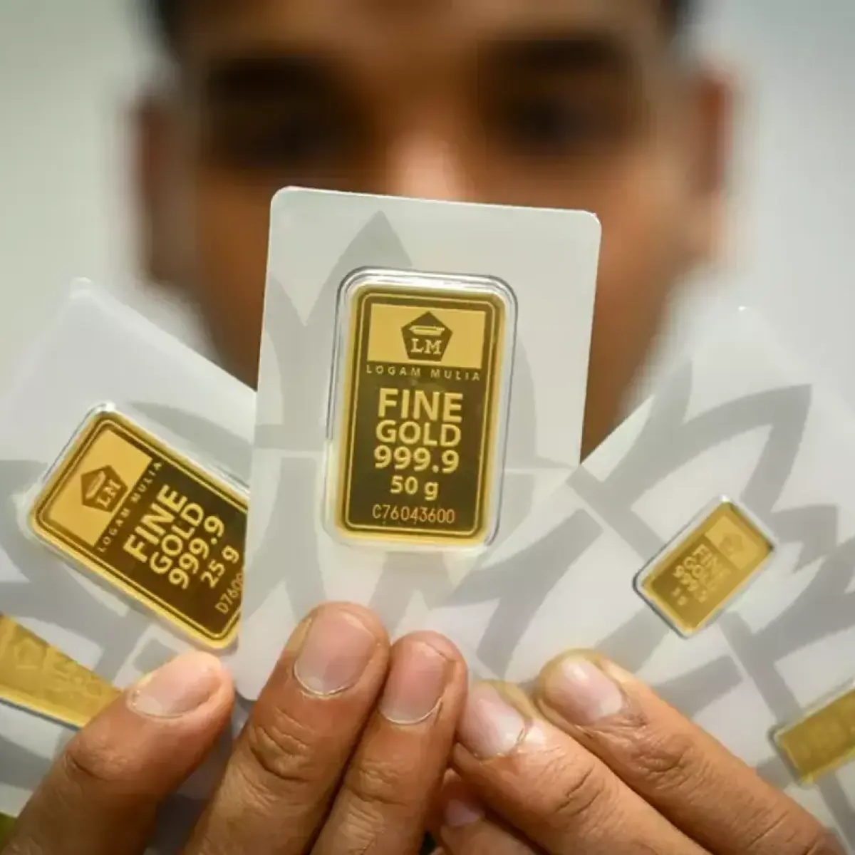 Awal Agustus yang Menantang: Harga Emas Antam Terkoreksi Tajam Rp20.000 per Gram