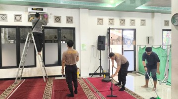 Wujudkan Lingkungan Sehat, Polda Sumsel Gelar Aksi Gotong Royong Massal di Berbagai Titik