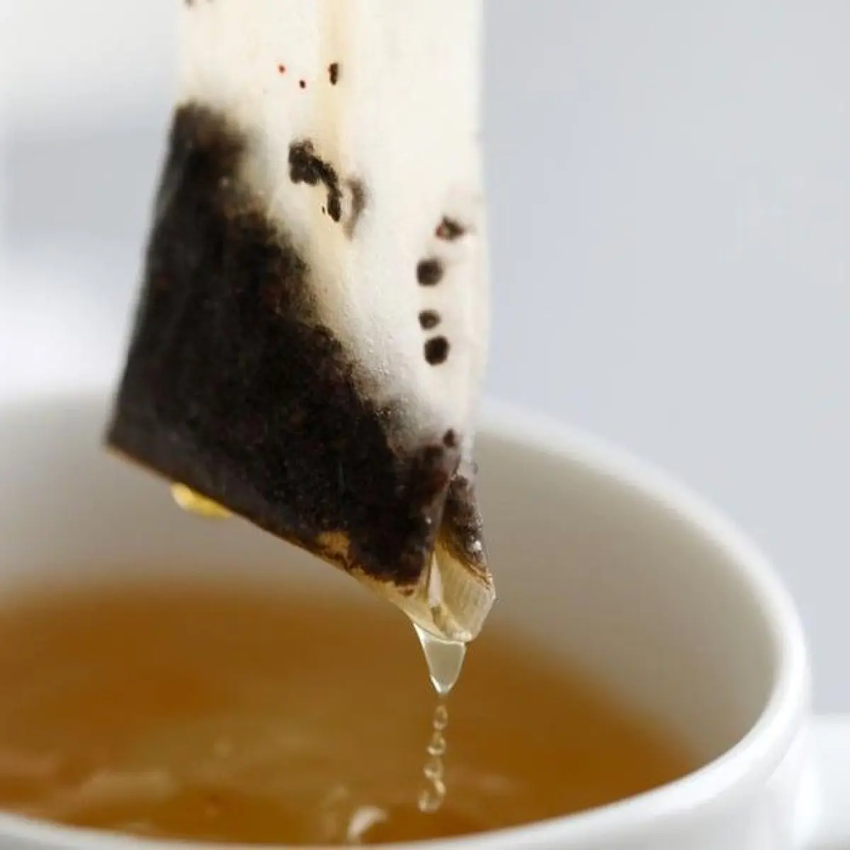 Mengapa Memeras Kantong Teh Justru Merusak Cita Rasa Minuman Anda?