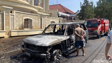 Detik-Detik Mobil Mewah Range Rover Hangus Terbakar di Kawasan Permukiman Semarang