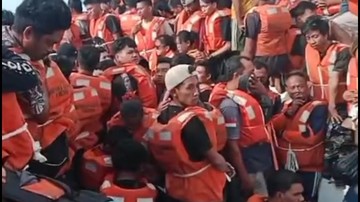 Detik-Detik Penyelamatan Dramatis Penumpang KMP Mutiara Sentosa 2 yang Terbakar di Perairan Sumenep