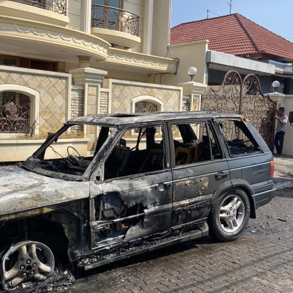 Nasib Nahas Range Rover di Semarang, Mendadak Terbakar Saat Terparkir di Depan Rumah