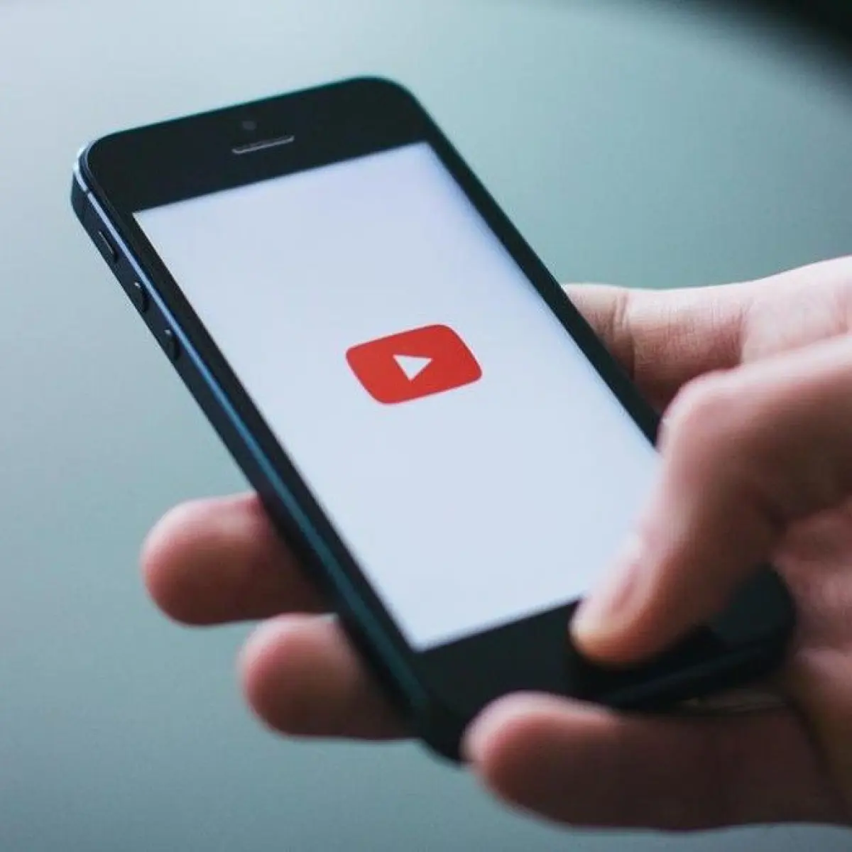 Komdigi Beri Peringatan Keras ke YouTube Terkait Konten Promosi Vape yang Melibatkan Anak