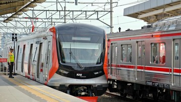 KAI Commuter Selidiki Penyebab Retaknya Kaca Pintu KRL Bekasi-Kampung Bandan