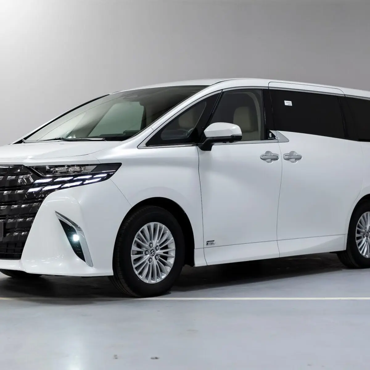 Sinergi Toyota dan Garuda Indonesia Hadirkan Layanan Premium Alphard Hybrid EV di GIIAS 2026