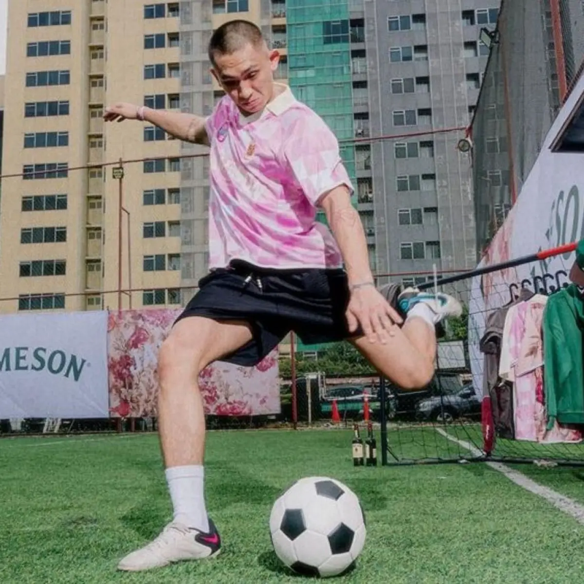 Perpaduan Unik Sepak Bola, Musik, dan Mode: Jameson Gandeng J Balvin Ciptakan Kampanye Budaya Global