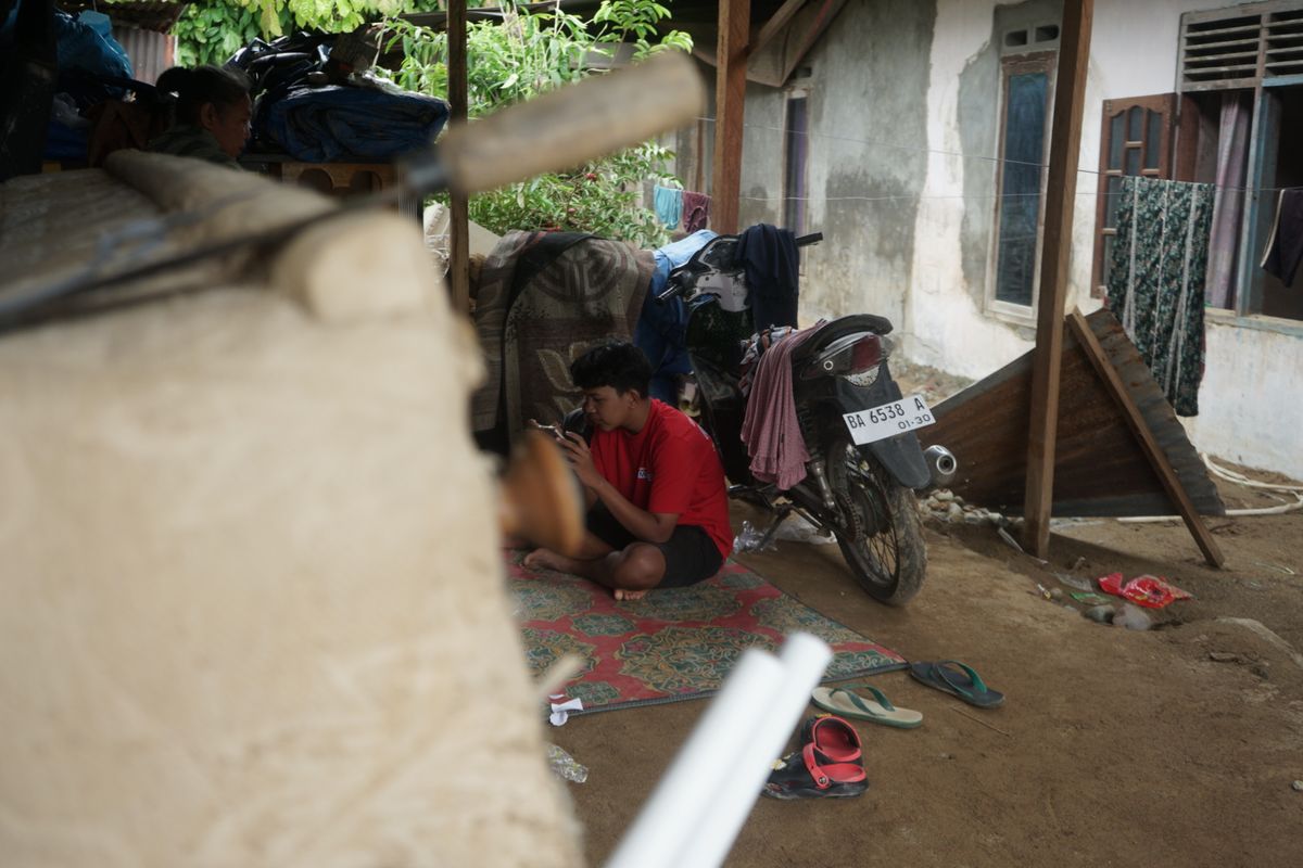 Terdampak banjir, anak di Lapau Munggu, Kuranji, Kota Padang belum bisa bersekolah akibat seragam dan perlengkapan sekolah terendam banjir, Kamis (6/8/2026).(Rahmat Panji (Kompas.com))