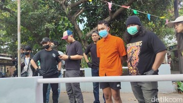 Penyisiran Kali Licin Depok: Polisi Hadirkan Tersangka Saepul Cari Potongan Kaki Korban Mutilasi