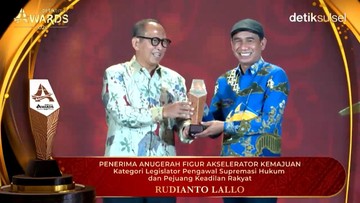 Foto: Anggota Komisi III DPR RI Rudianto Lallo menerima penghargaan dalam ajang detiktimur Award 2026 sebagai Legislator Pengawal Supremasi Hukum (screenshoot 20detik)