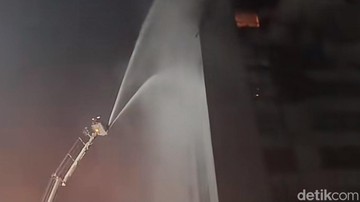 Bronto Skylift Beraksi: Upaya Pemadaman Api di Gedung Bapenda DKI Berlangsung Intensif