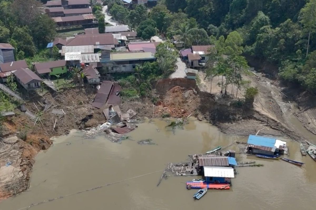 Longsor Dramatis di Kutai Barat: Rumah Ambruk ke Sungai Mahakam, Puluhan Kendaraan Terkubur
