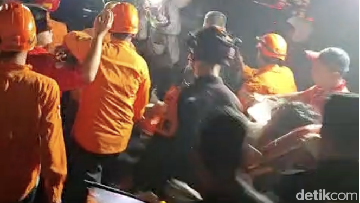 Dramatis! Satu Pekerja Gedung Bapenda DKI Jakarta Berhasil Dievakuasi dari Lantai 15 saat Kebakaran