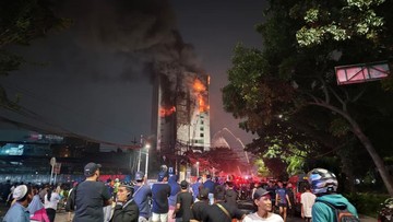 Akses Jalan Abdul Muis Lumpuh Akibat Pemadaman Api di Gedung Bapenda DKI
