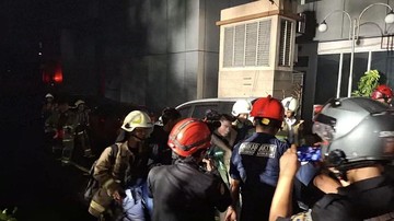 Pekerja Terselamatkan dari Lantai 15 Gedung Bapenda DKI yang Terbakar Hebat