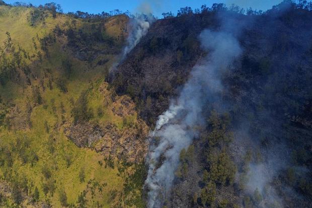 Helikopter Water Bombing Dikerahkan Intensif Padamkan Api di Lereng Gunung Bromo