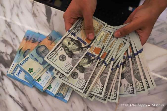 Rupiah Mengalami Tekanan, Ditutup Melemah Tipis di Rp 17.877 Terhadap Dolar AS Hari Ini