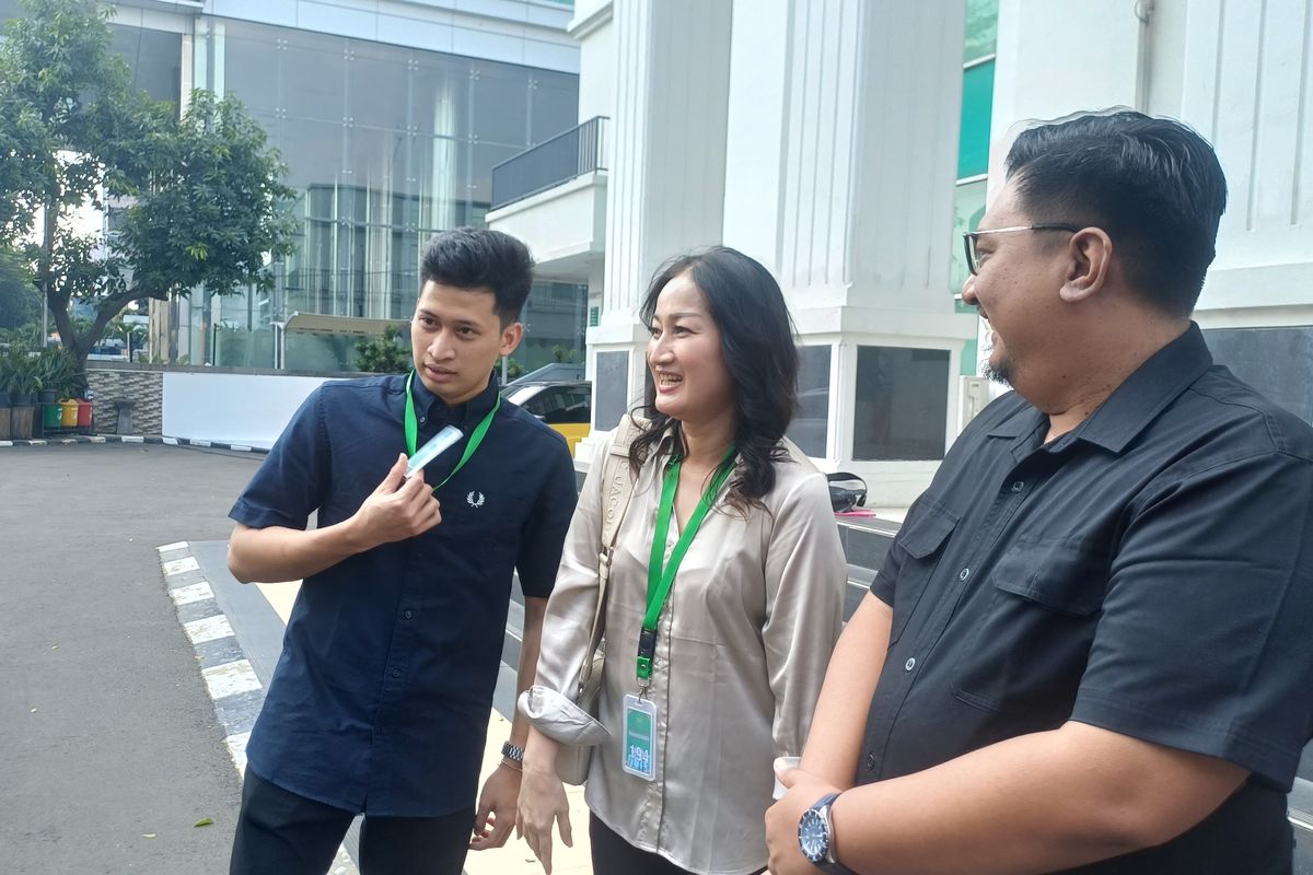 Adik Keisya Levronka, Lexi dan ibunya, Levi serta kuasa hukum Eclund Silaban saat ditemui di Pengadilan Negeri Jakarta Barat, Rabu (15/7/2026). (KOMPAS.com/Revi C Rantung)