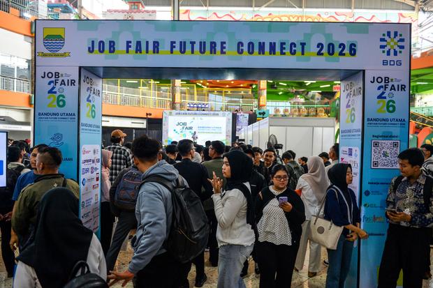 Pencari kerja memadati pameran bursa kerja yang digelar di Kopo, Bandung, Jawa Barat, Kamis (30/7/2026).