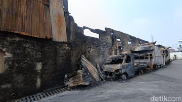 Foto: Belasan jam dilalap api, pabrik bingkai di Duren Sawit, Jakarta Timur (Jaktim) ludes tak bersisa. Bangunan rumah di dekat lokasi turut terdampak. (Shonya NR/detikcom)