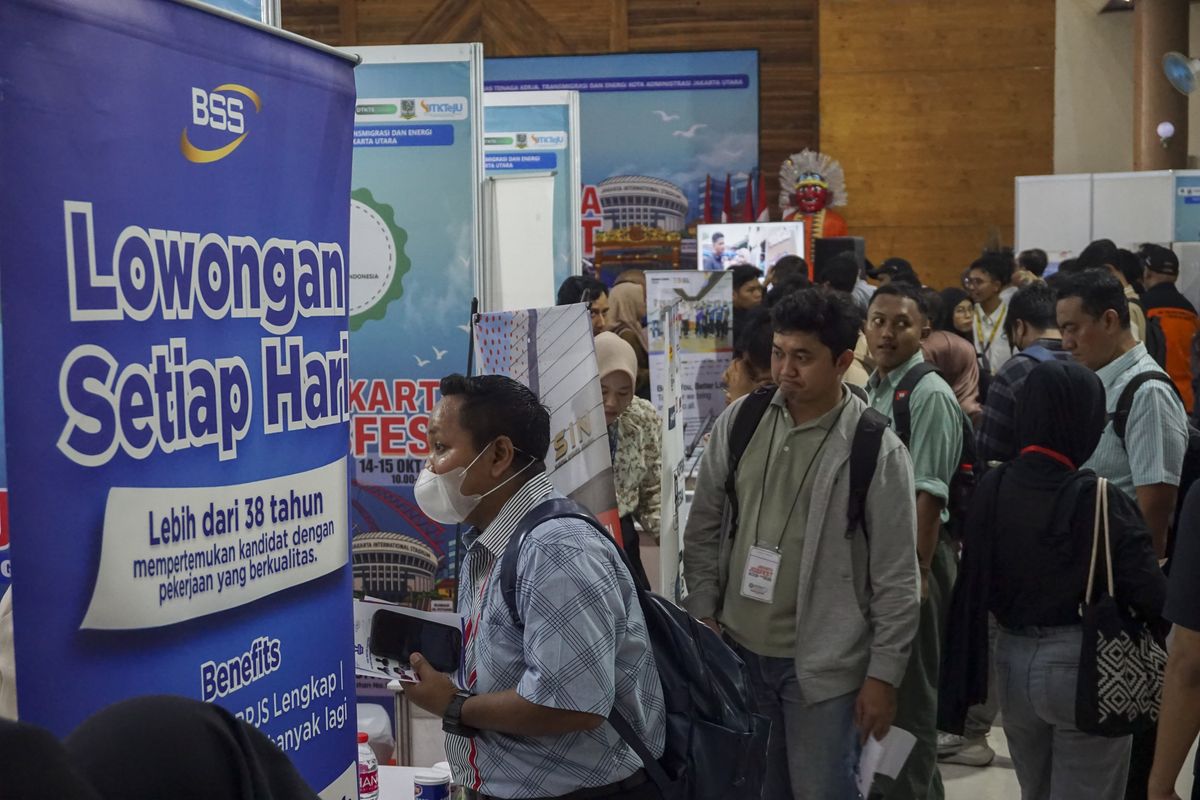 Pengunjung mencari informasi tentang lowongan kerja pada Jakarta Utara Job Festival 2025 di Gedung Serbaguna Gelora Sunter, Jakarta, Selasa (14/10/2025). Suku Dinas Tenaga Kerja, Transmigrasi, dan Energi (Sudin Nakertransgi) Jakarta Utara menggelar bursa kerja dengan menghadirkan 38 perusahaan dari beragam sektor industri untuk memperluas akses lapangan kerja dan menekan angka pengangguran. (ANTARA FOTO/Ika Maryani)
