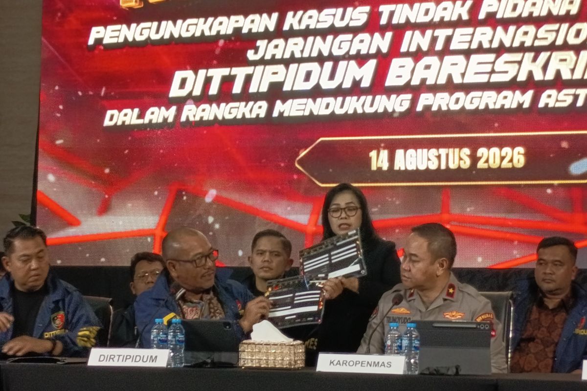 Direktur Tindak Pidana Umum (Dirtipidum) Bareskrim Polri Brigjen Pol. Wira Satya  memperlihatkan tangkapan layar situs judol yang berhasil diungkap, Jumat (14/8/2026)(Febryan Kevin/Kompas.com )