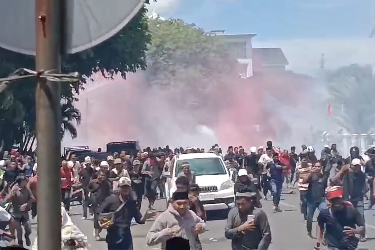 Peringatan Damai Aceh Tercoreng: Bentrokan Pecah di Depan Masjid Raya Baiturrahman