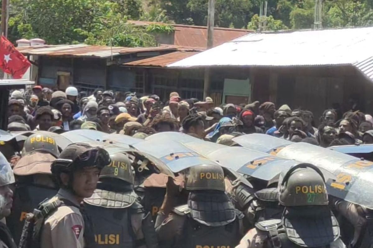 Kericuhan di Jayapura: Protes Penempatan Militer Ricuh, Aparat Terluka
