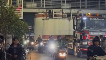 Truk Terjebak di Bawah JPO Kramat Jati, Lalu Lintas Jakarta Timur Sempat Terhambat