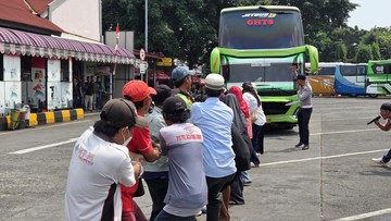 Semarak HUT RI ke-81: Lomba Tarik Bus Unik Pecah Tawa di Kalideres