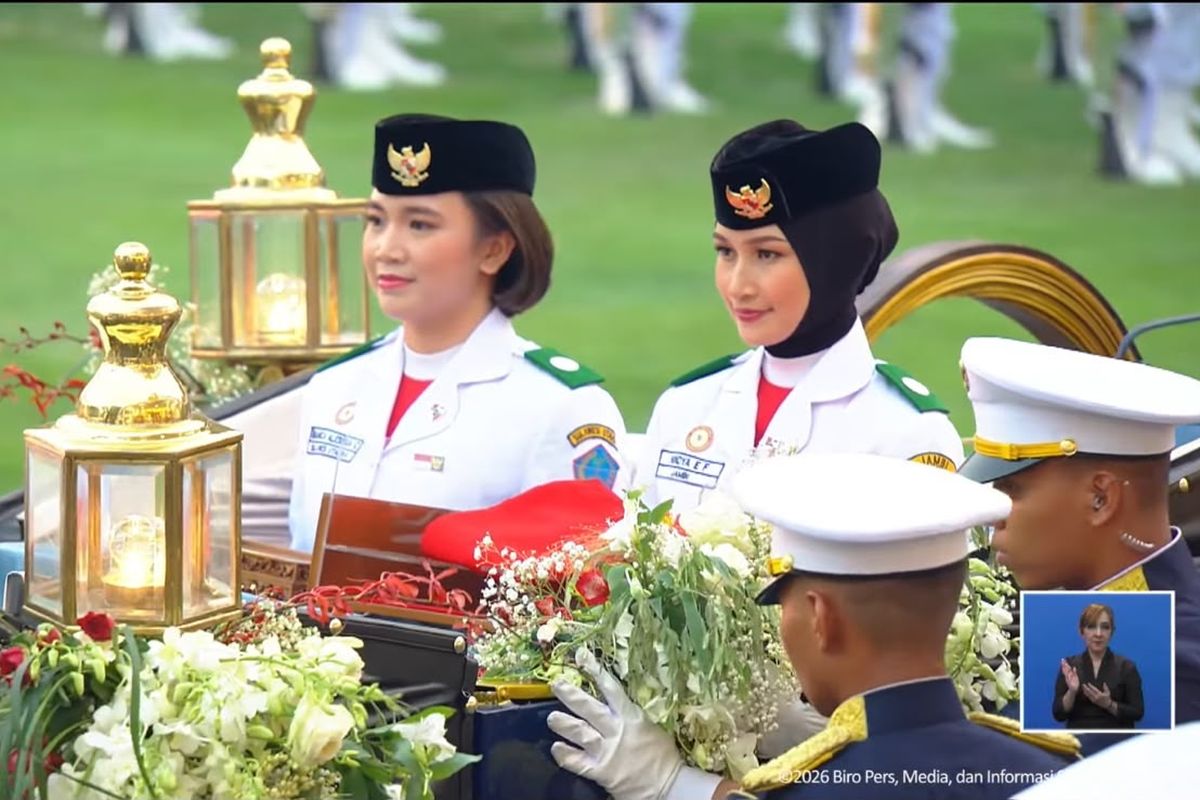 Duplikat bendera Merah Putih dan naskah asli teks Proklamasi dibawa oleh Tim Purna Paskibraka Duta Pancasila, yakni anggota Paskibraka Nasional 2025 Nindya Eltsani Fawwaz asal Jambi dan Bianca Alessia Christabella Lantang asal Sulawesi Utara, dari Istana Merdeka menuju Monas, Jakarta, Senin (17/8/2026) sore.()