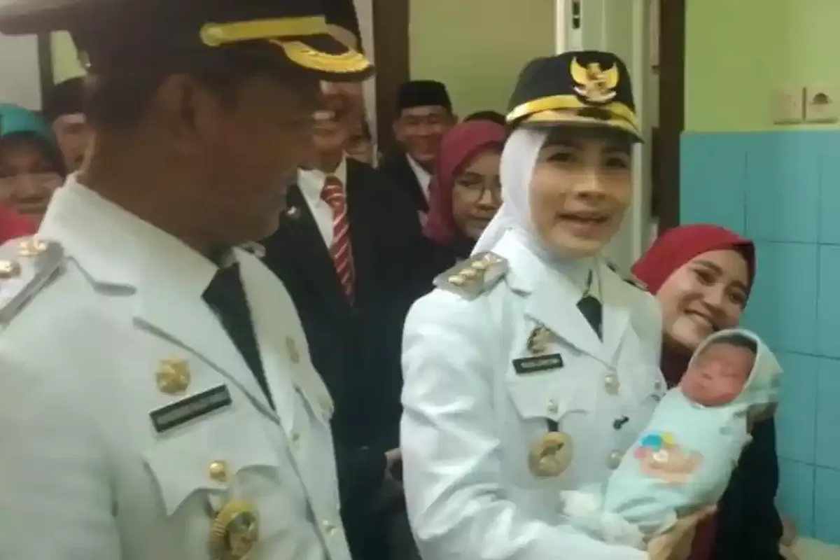 Bupati Serang Sambut Kelahiran Bayi di Momen HUT RI ke-76 dengan Nama Penuh Makna