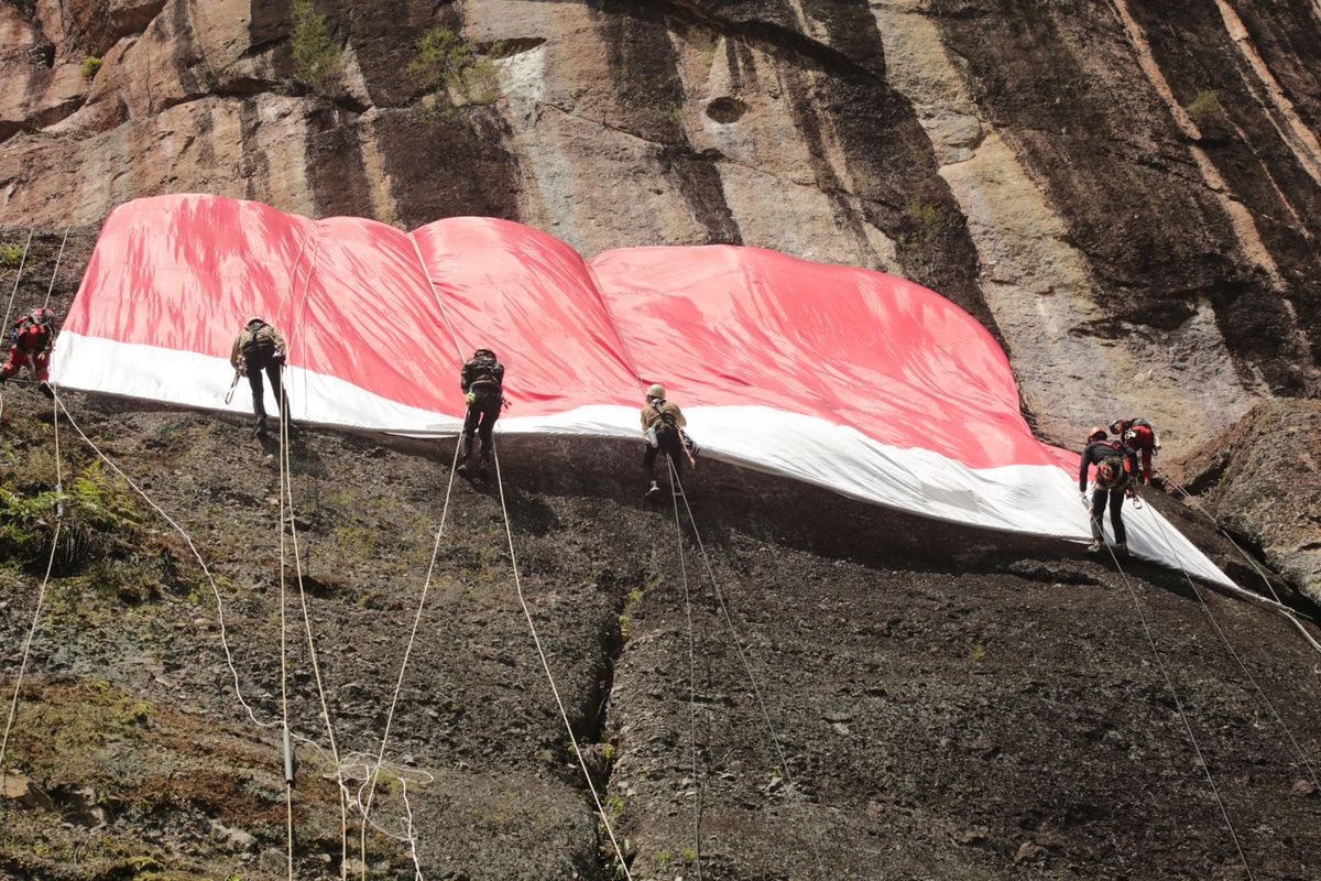 Merah Putih Berkibar Megah di Lembah Harau, Semangat HUT RI ke-81 Terukir di Tebing Sumatera Barat