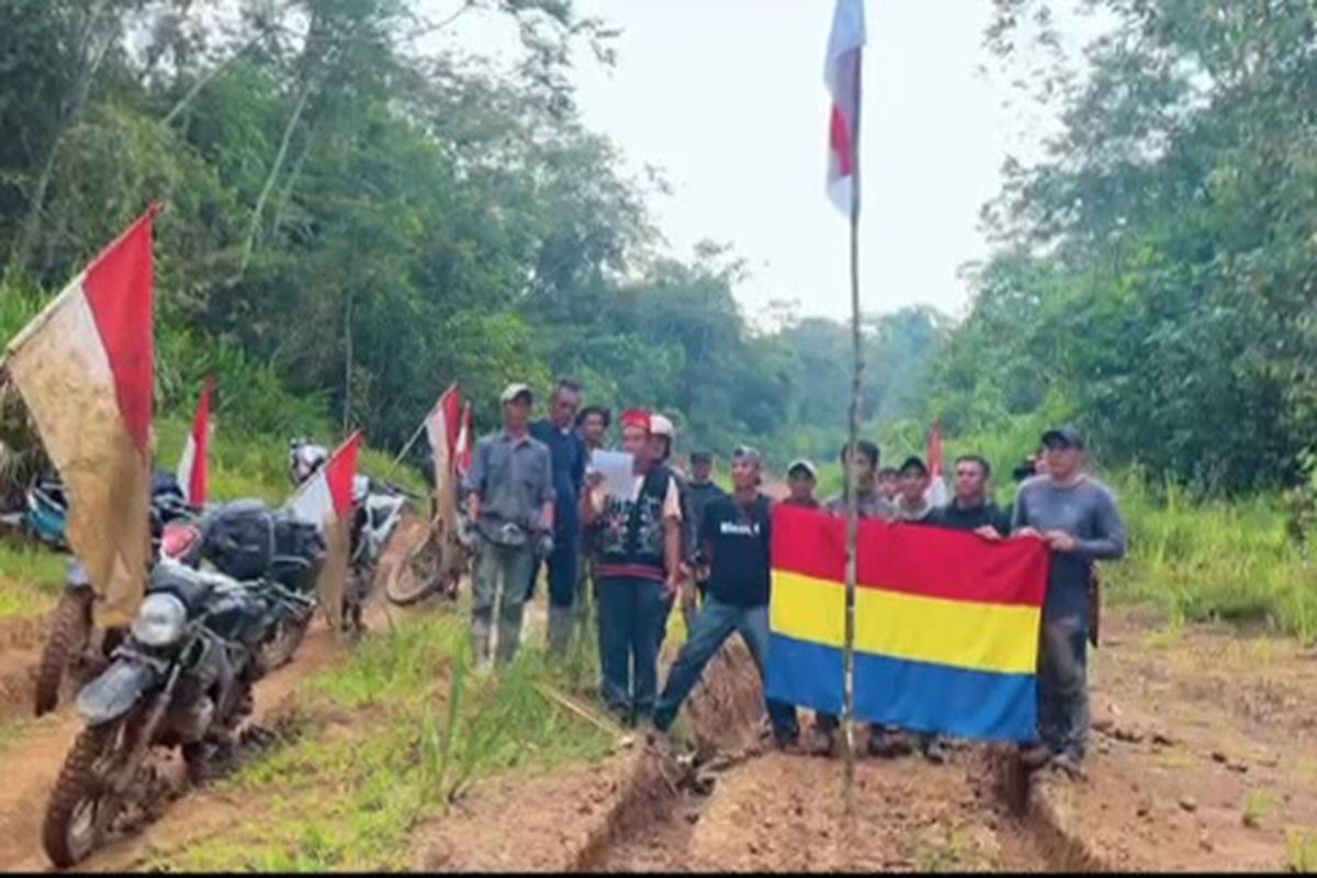 Bendera Dayak Berkibar di Jalan Krayan Rusak: Simbol Aspirasi Mendesak Perbaikan Infrastruktur Perbatasan