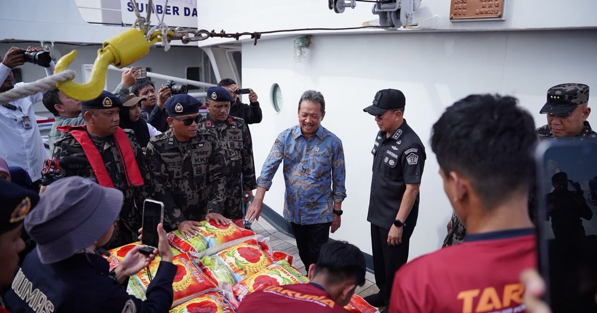 Kapal Pengawas KKP Orca 06 Antar 50 Ton Logistik Bantuan untuk Korban Gempa NTT